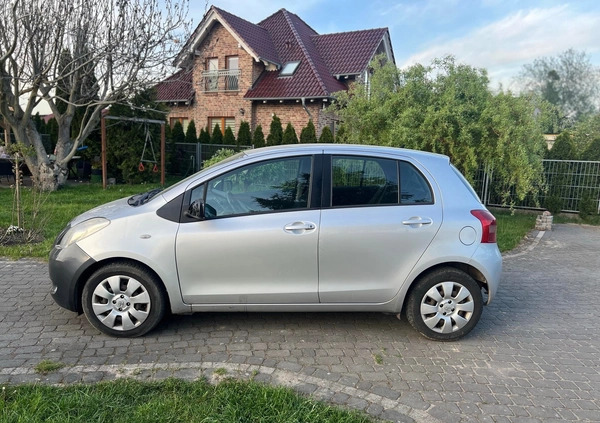 Toyota Yaris cena 10800 przebieg: 192000, rok produkcji 2006 z Trzcianka małe 56